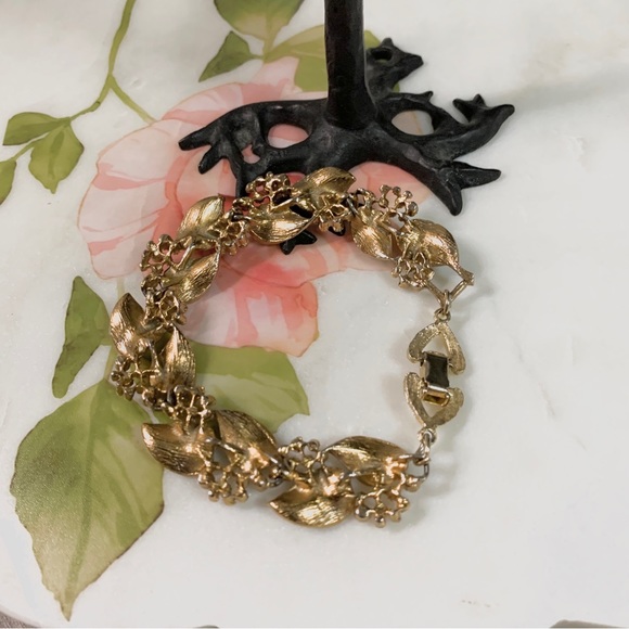VINTAGE LEAF AND BERRY CLUSTER BRACELET IN GOLD TONE - Picture 7 of 16